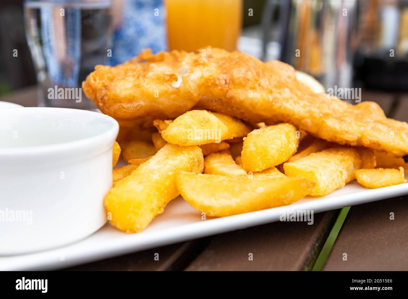 Pesce e patatine con piselli Foto Stock