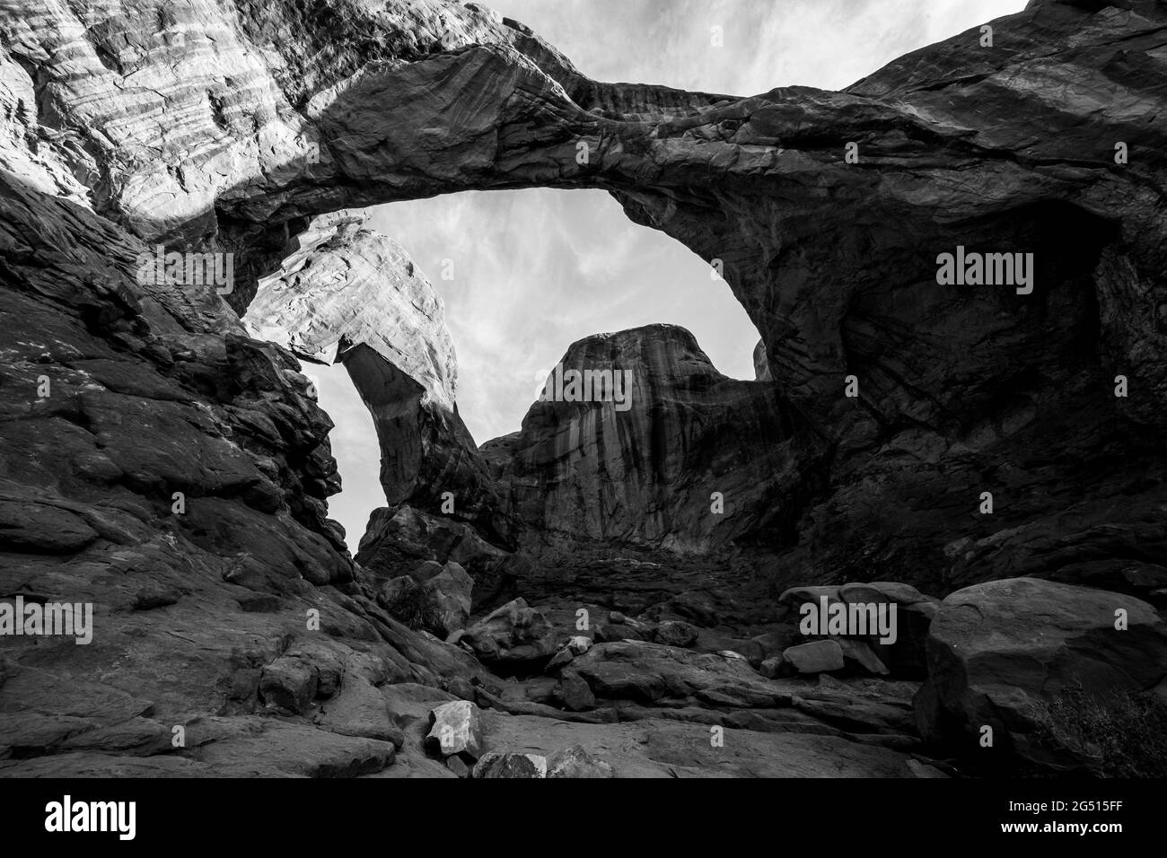 Vista in bianco e nero del Double Arch nel Parco Nazionale degli Arches Foto Stock