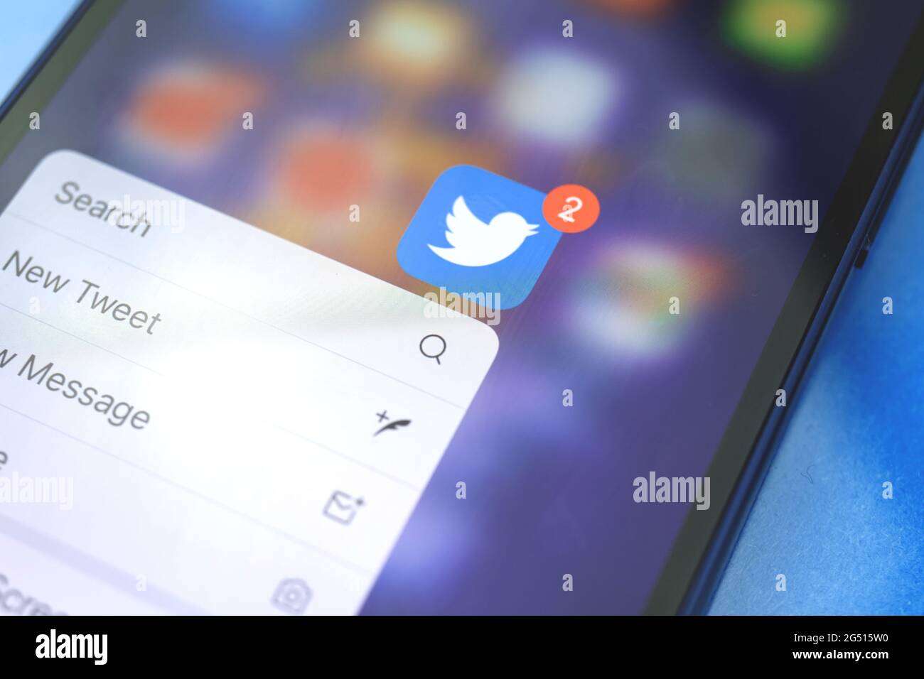 Kharkov, Ucraina - 20 giugno 2021: Primo piano dell'icona dell'app Twitter con notifiche, foto dello schermo di Apple iPhone Foto Stock