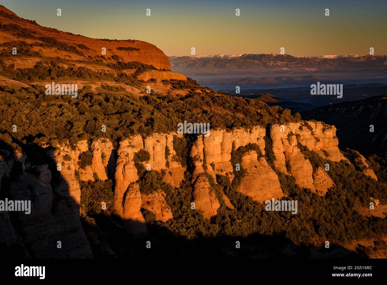 Alba sulle scogliere Fogueroses, sulla parete est di Montcau, all'interno del Parco Naturale Sant Llorenç del Munt i l'Obac (Barcellona, Catalogna, Spagna) Foto Stock