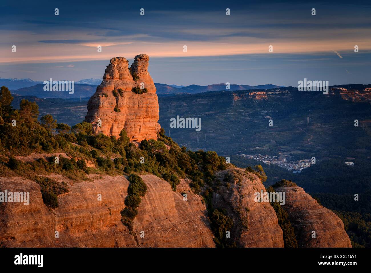 Alba sulla formazione rocciosa di Castellassa de Can Torres, nel Parco Naturale Sant Llorenç del Munt i l'Obac (Barcellona, Catalogna, Spagna) Foto Stock