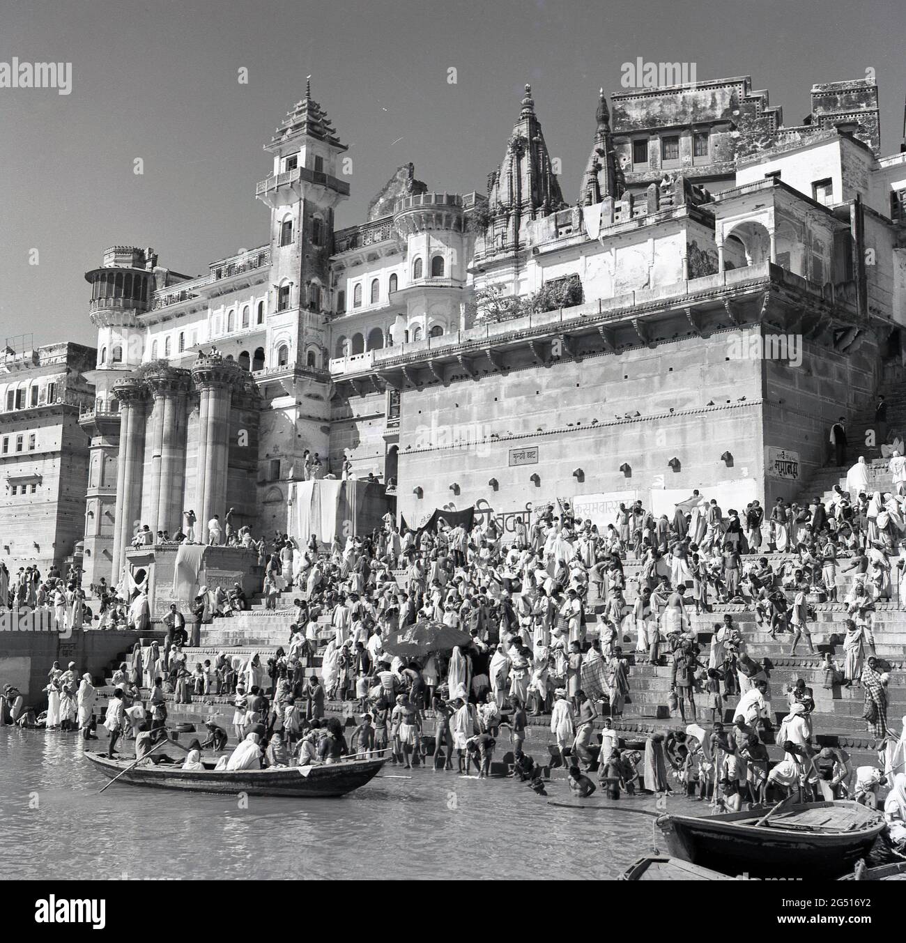 Anni '50, storico, una folla di persone che bagna nelle 'acque sante' del  fiume Gange, Varanasi (Benares), India. Un luogo sacro dell'Induismo, ha il  più bel fiume frontage in India e le