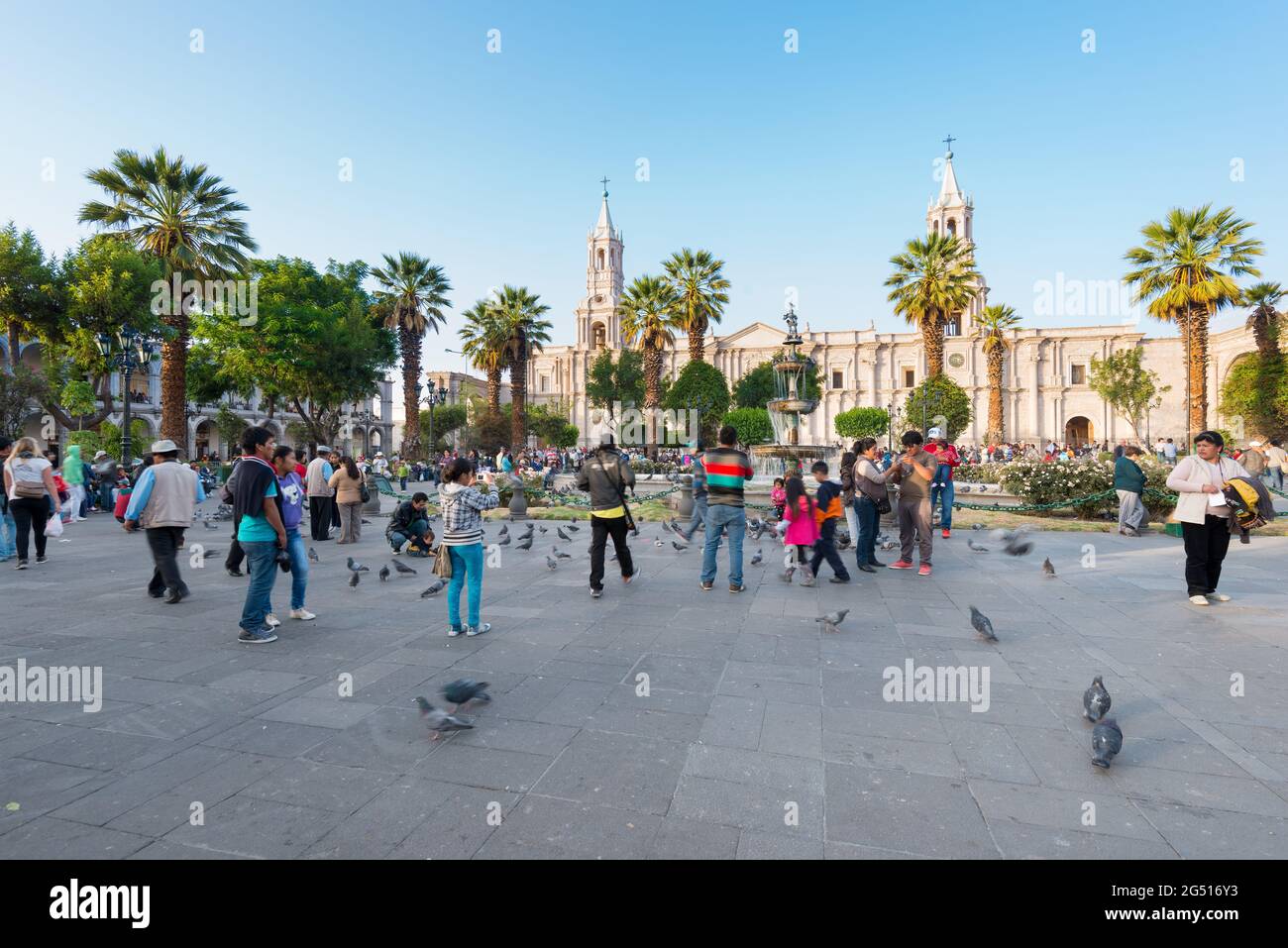 Arequipa, Provincia de Arequipa, Perù- persone nella piazza principale con la cattedrale Catedral Basilica de Arequipa. Foto Stock