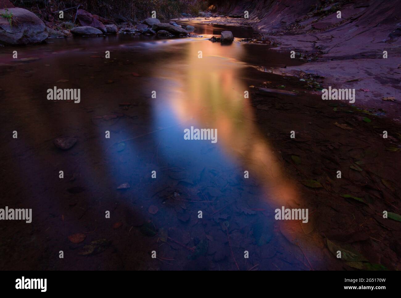 Riassunto della luce solare che si riflette in Oak Creek Foto Stock