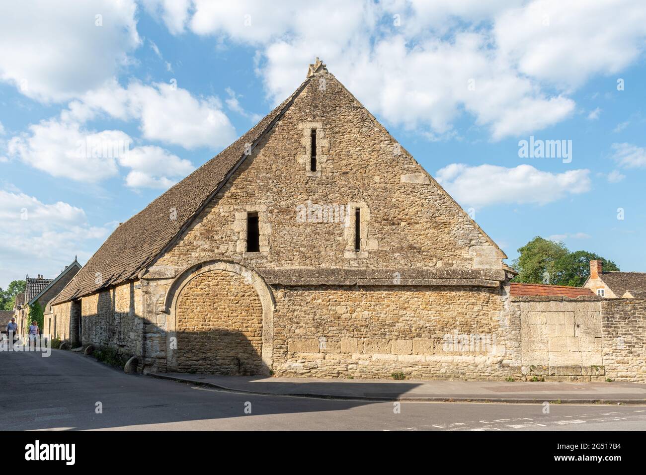 Il Tithe Barn 14 ° secolo a Lacock, un affascinante villaggio storico nel Wiltshire, Inghilterra, Regno Unito Foto Stock