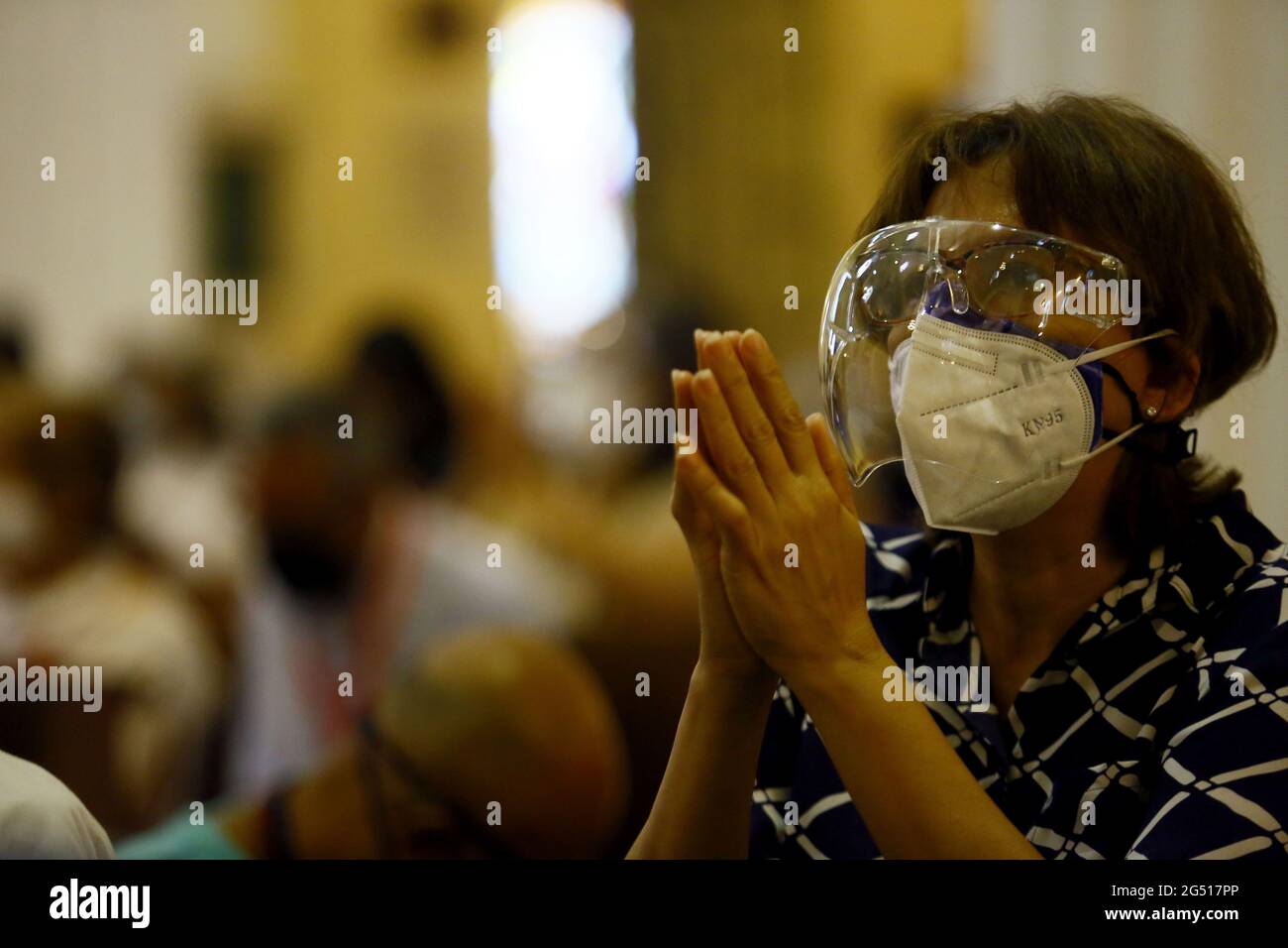 Valencia, Carabobo, Venezuela. 24 Giugno 2021. 24 giugno 2021. I parrocchiani presenti alla Santa Messa presieduta dal Cardinale Baltazar Porras. Arcivescovo di Merida e amministratore apostolico di Caracas, di ringraziamento per la commemorazione dei due centesimi anni della Battaglia di Carabobo (la battaglia finale che decise la libertà del Venezuela dal giogo spagnolo che all'epoca governò il paese). La messa ha avuto luogo nella chiesa cattedrale della città di Valencia, stato di Carabobo. Foto: Juan Carlos Hernandez. Credit: Juan Carlos Hernandez/ZUMA Wire/Alamy Live News Foto Stock