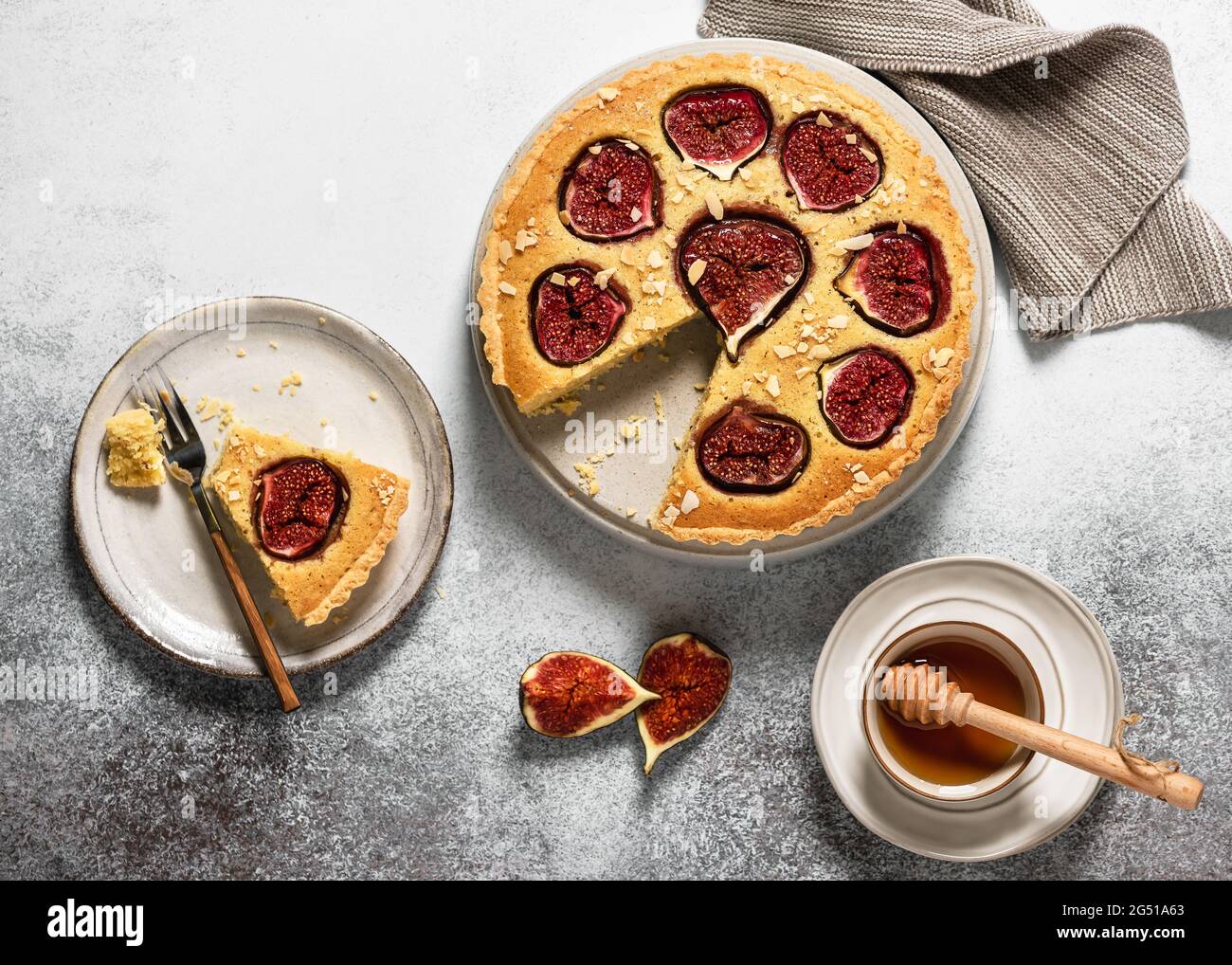 Vista dall'alto di una deliziosa crostata con fichi, mandorle e miele su un bel tavolo fisso. Foto Stock