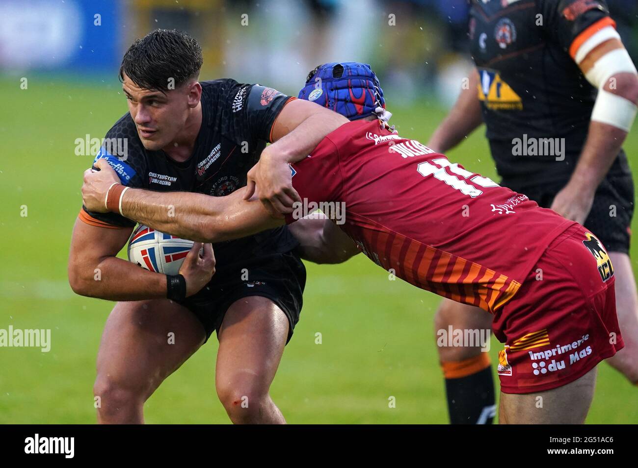 Jacques o'Neill di Castleford Tigers viene affrontato dal Benjamin Jullien dei Catalani Dragons durante la partita della Betfred Super League alla Mend-A-Hose Jungle di Castleford. Data immagine: Giovedì 24 giugno 2021. Foto Stock