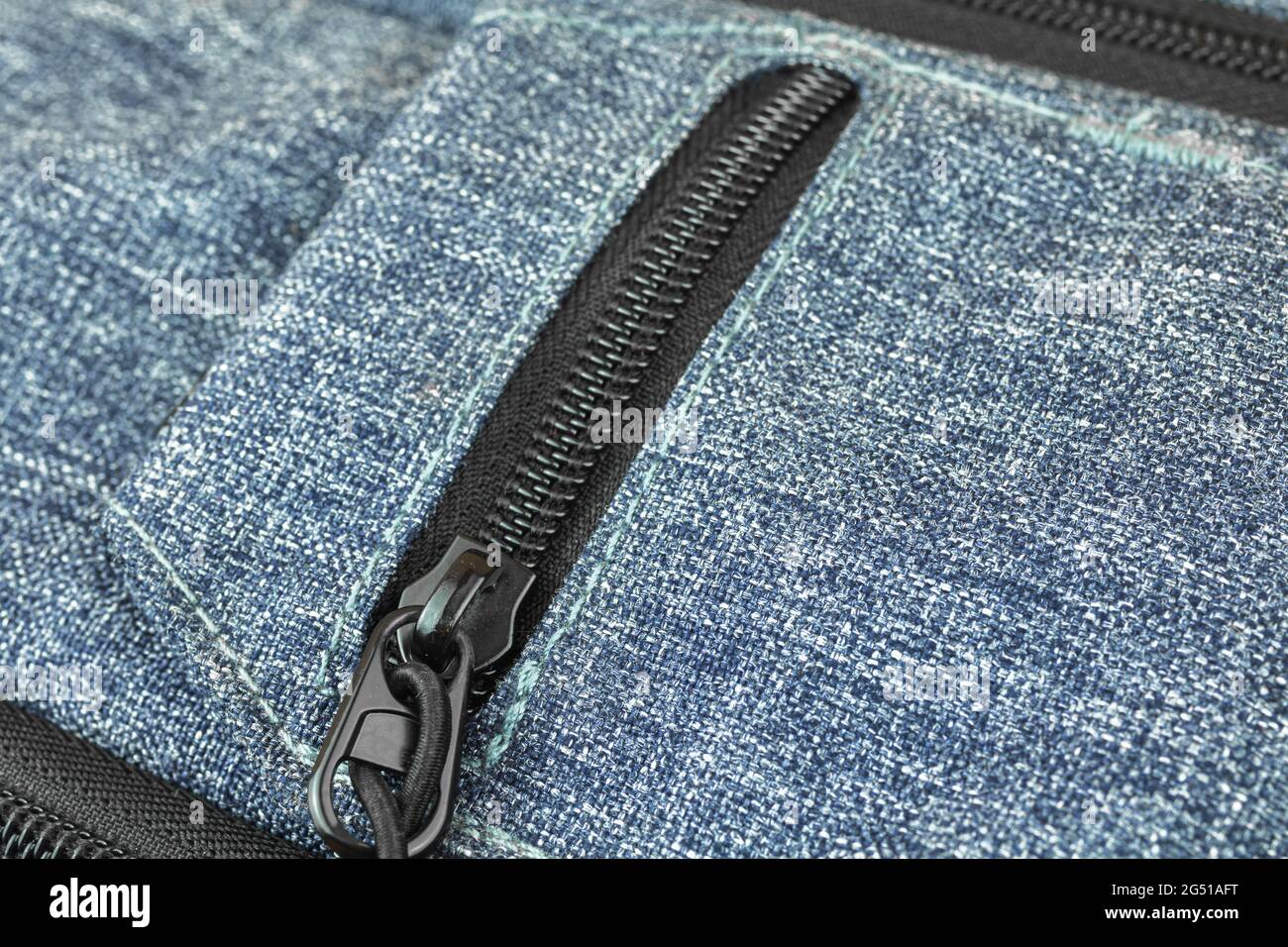 Tasca piccola su uno zaino e chiusura a zip per un primo piano Foto Stock