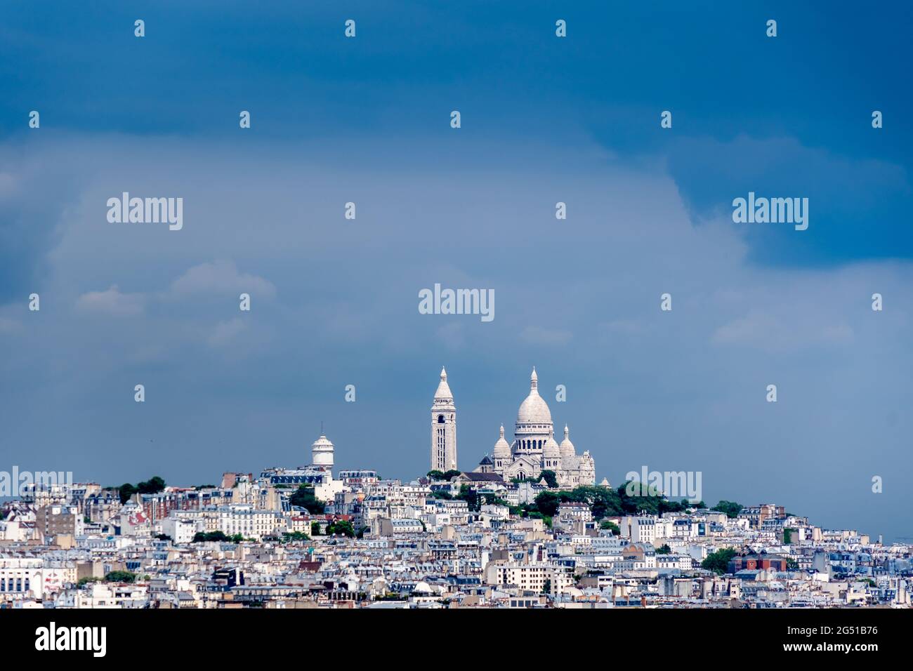 Vista aerea a distanza della collina e della famosa Basilica del Sacro cuore di Montmartre, famoso monumento di Parigi, Francia Foto Stock