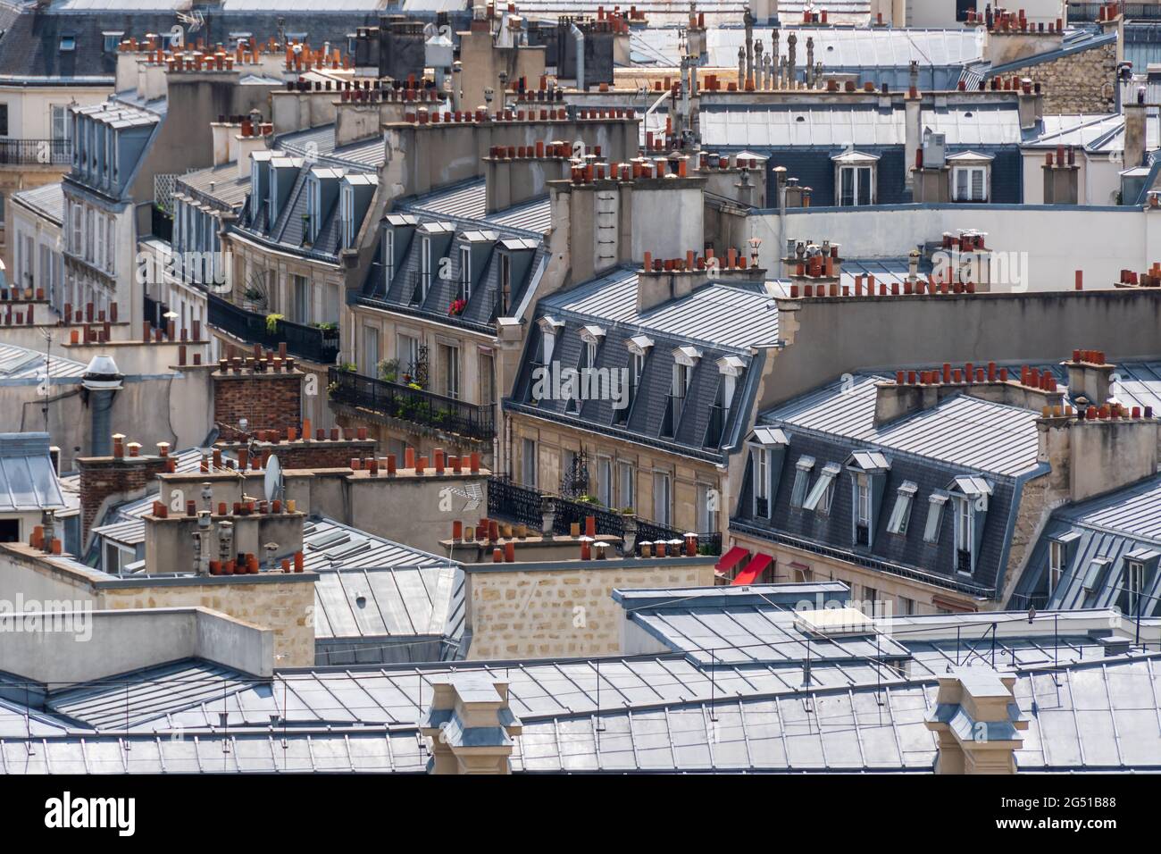 Vista aerea dei tetti degli appartamenti parigini: Concetto di mercato immobiliare a Parigi, Francia Foto Stock