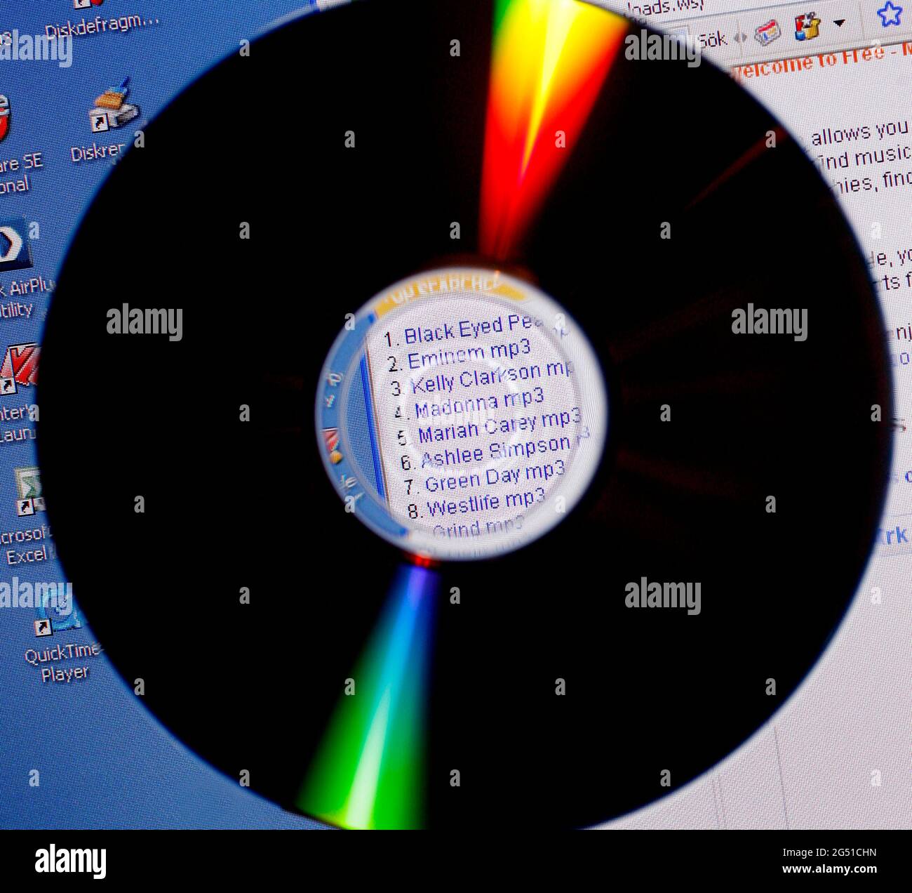Qualcuno per scaricare file musicali su Internet, condivisione di file musicali. Foto Stock
