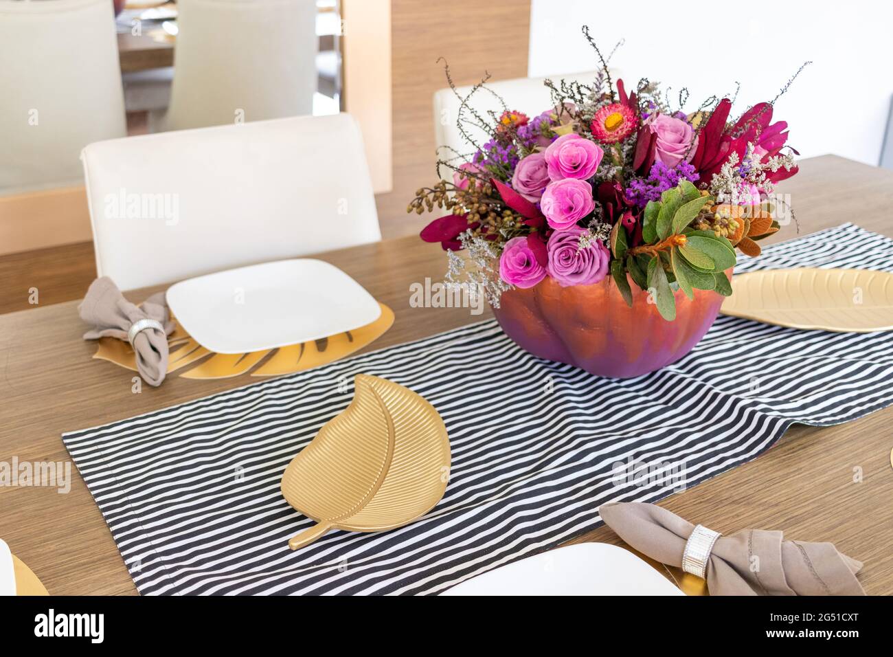 Arrangiamento floreale di rose all'interno di zucca decorata per un Halloween diverso Foto Stock