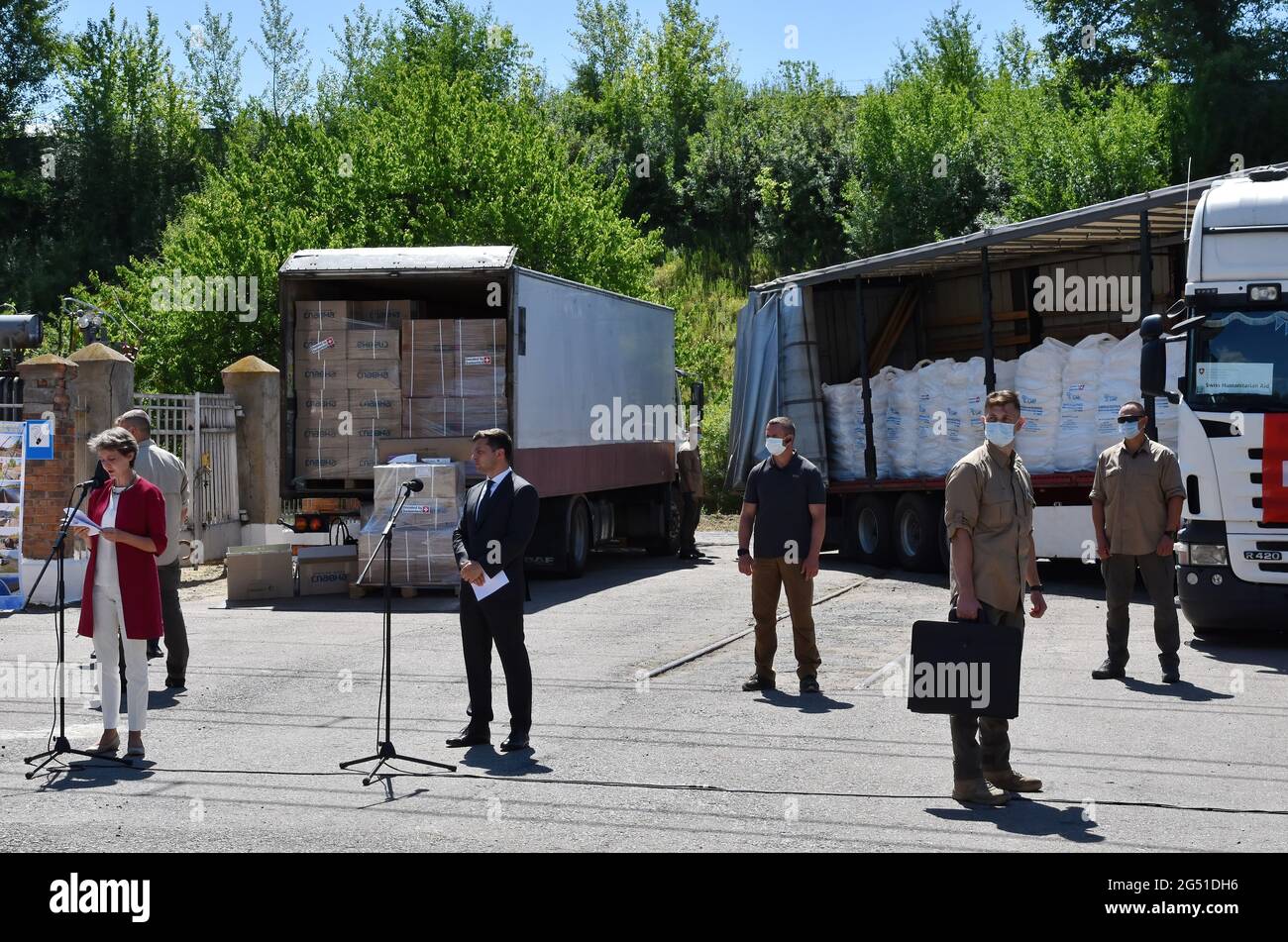 Il presidente della Svizzera Simonetta Sommaruga e il presidente ucraino Volodymyr Zelensky sono presenti durante la visita del presidente svizzero a Slavyansk, Donbas, dove Sommaruga ha soggiornato l'ultimo giorno del suo soggiorno in Ucraina. Insieme a Volodymyr Zelensky, ha visitato "Voda Donbasu", la più grande azienda di approvvigionamento idrico della regione di Donetsk, che impiega più di 11,000 persone. 'Voda Donbasu' fornisce acqua a quasi quattro milioni di abitanti della regione di Donetsk che vivono su entrambi i lati della linea di contatto. (Foto di Andriy Andriyenko/SOPA Images/Sipa USA) Foto Stock