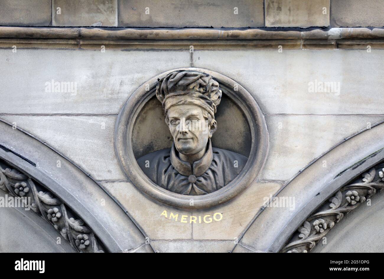 La scultura Amerigo Vespucci sull'edificio Hargreaves a Liverpool Foto Stock