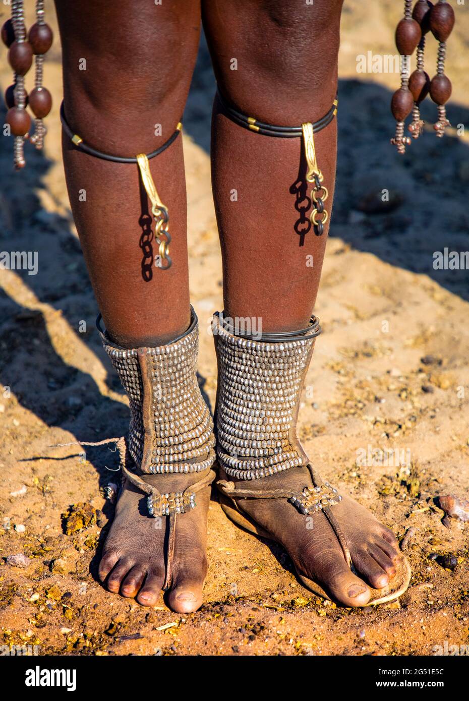 Gambe e piedi dell'uomo tribale Himba, Damaraland, Namibia, Africa Foto Stock