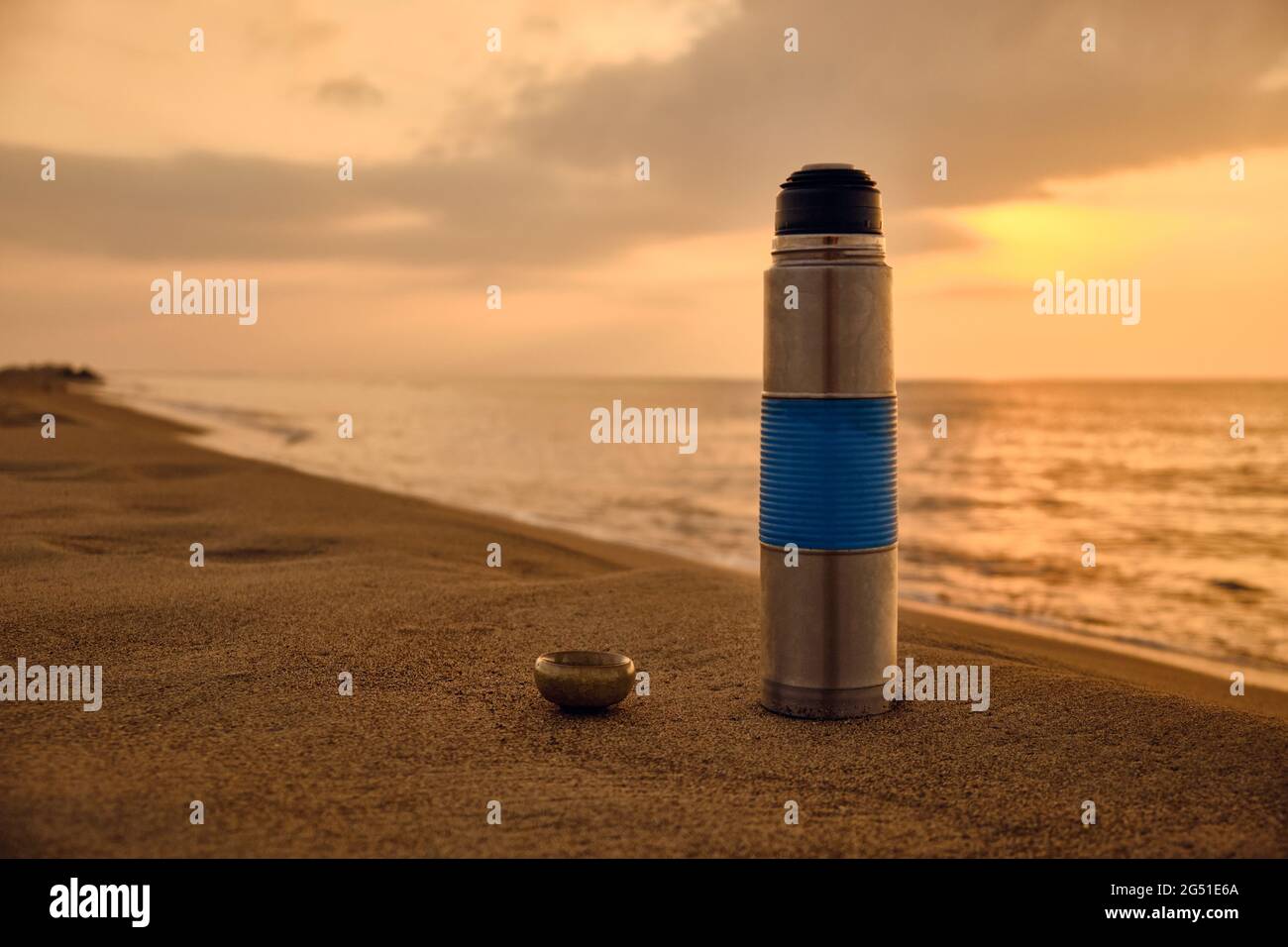 Pallone da vuoto e tazzina da tè su una spiaggia di sabbia Foto Stock