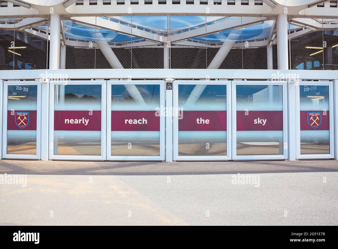 Londra, Regno Unito. 03 giugno 2021. Logo West Ham United Football Club. Stadio di Londra a Stratford. Credito: Waldemar Sikora Foto Stock