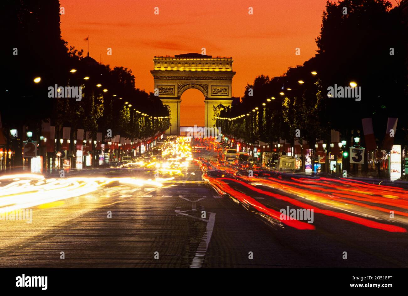 Arc de Triomphe di notte, Avenue des Champs-Elysees, Parigi, Francia Foto Stock