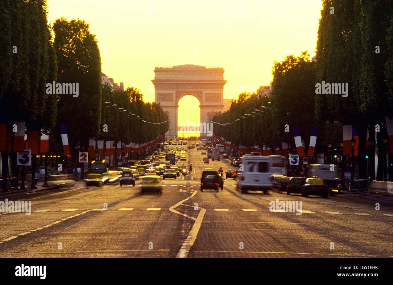 Arc de Triomphe al tramonto, Avenue des Champs-Elysees, Parigi, Francia Foto Stock