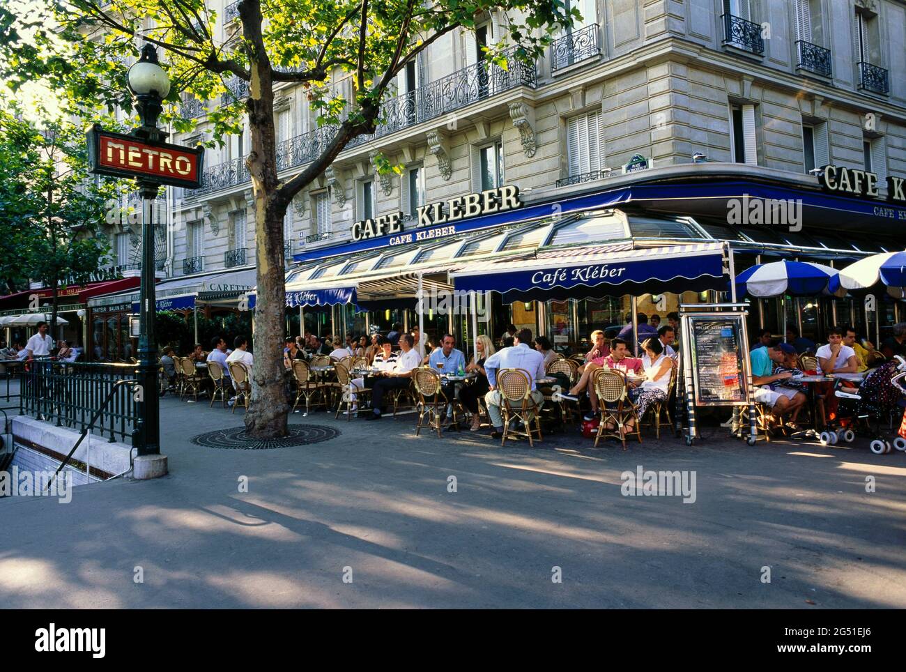 Caffè Sidewalk sulla strada a Parigi, Francia Foto Stock