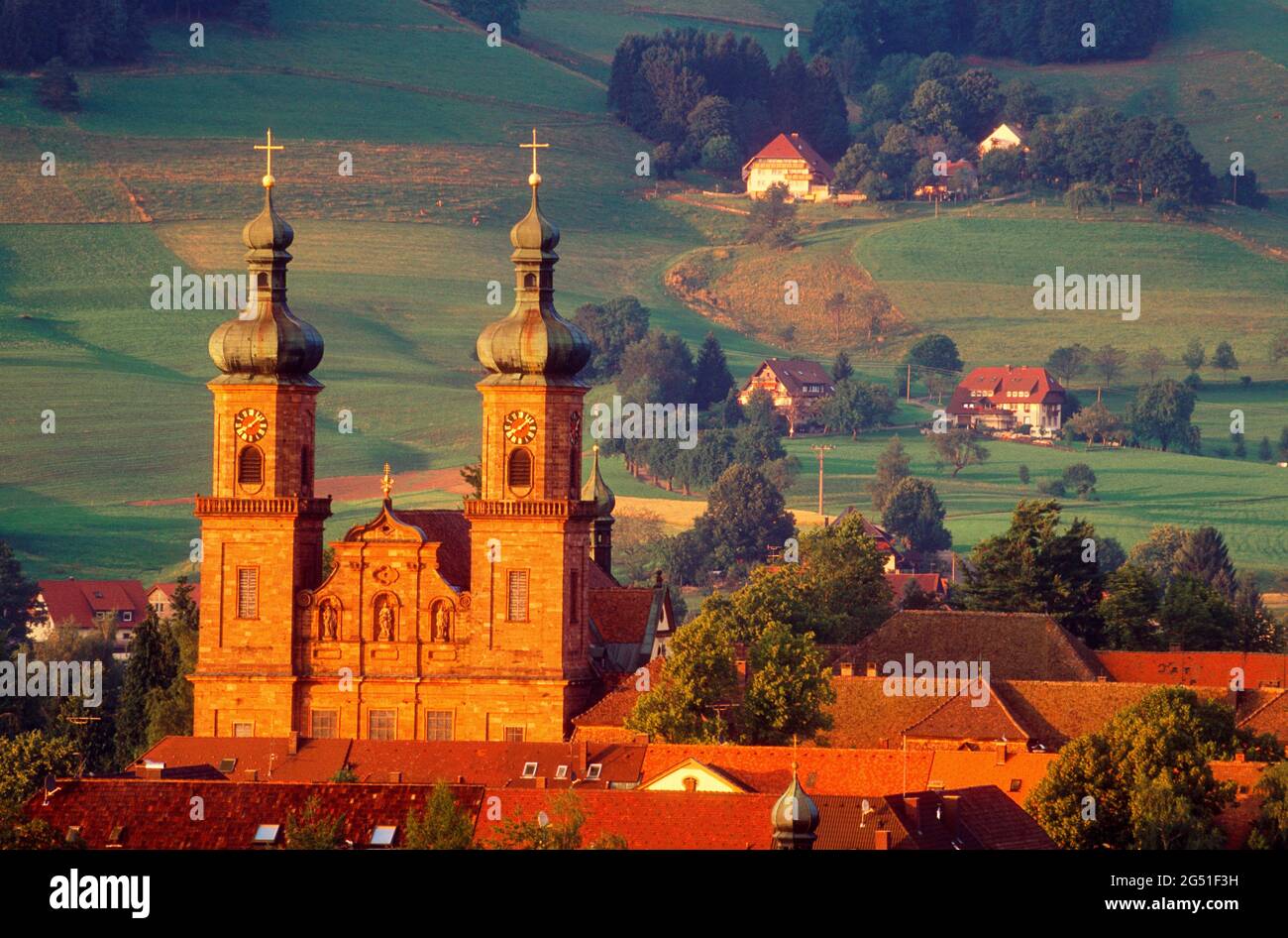 Paesaggio urbano di Sankt Peter con la chiesa, Baden-Wurttemberg, Germania Foto Stock
