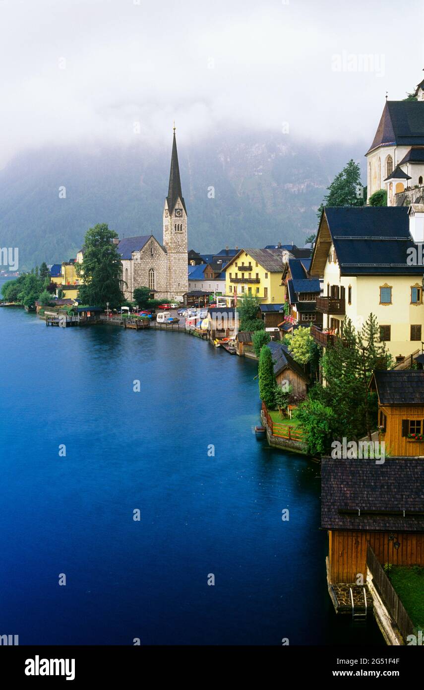 Hallstatt villaggio sulla riva di Hallstatter See, Salzkammergut, Austria Foto Stock