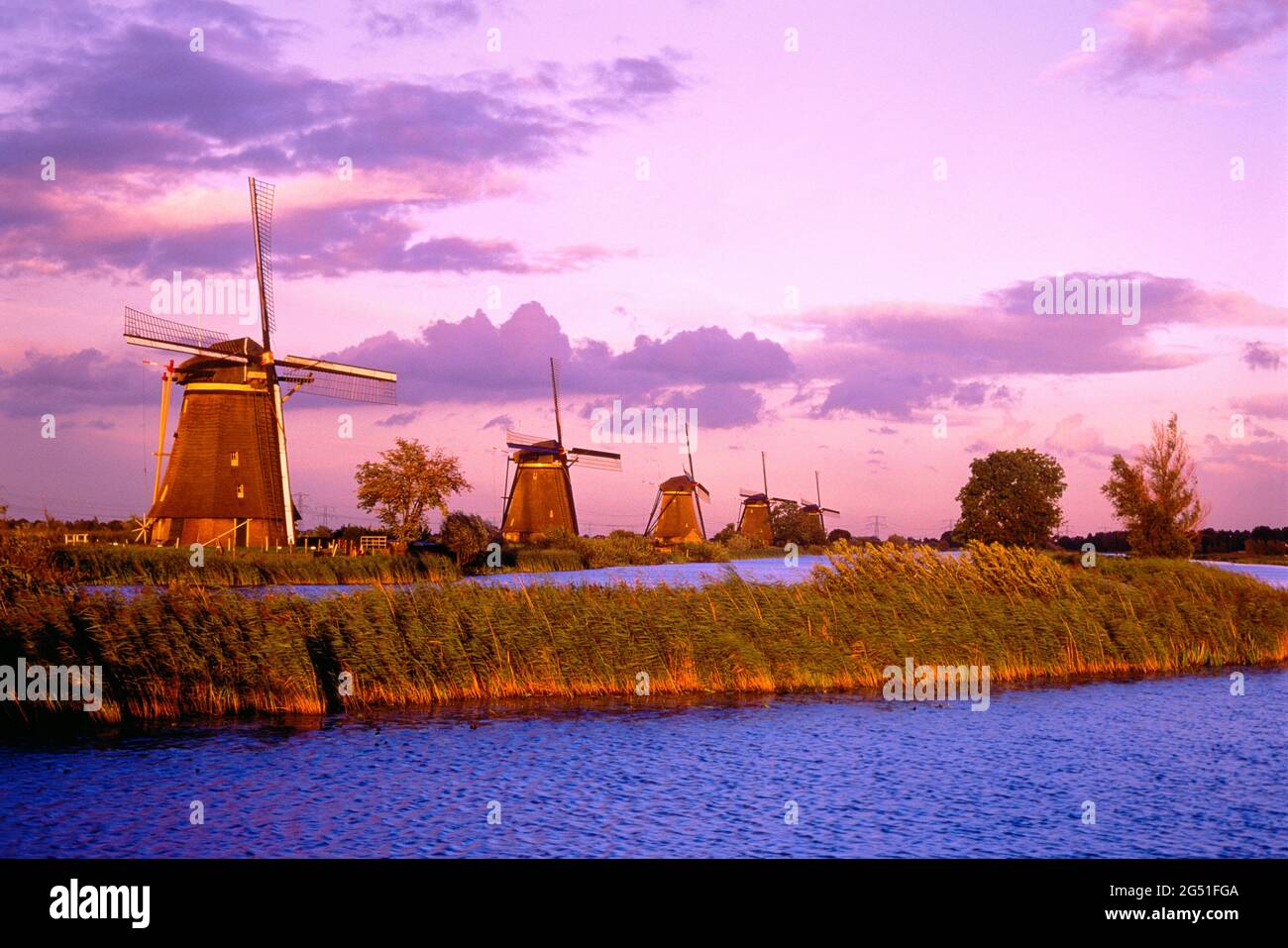 Mulini a vento al tramonto, Kinderdijk, Olanda del Sud, Paesi Bassi Foto Stock