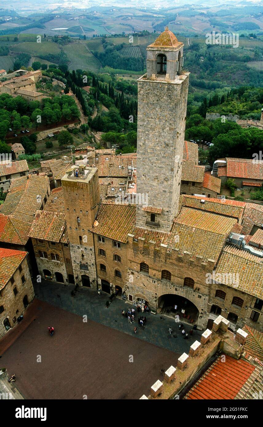 Veduta aerea della chiesa, San Gimignano, Toscana, Italia Foto Stock