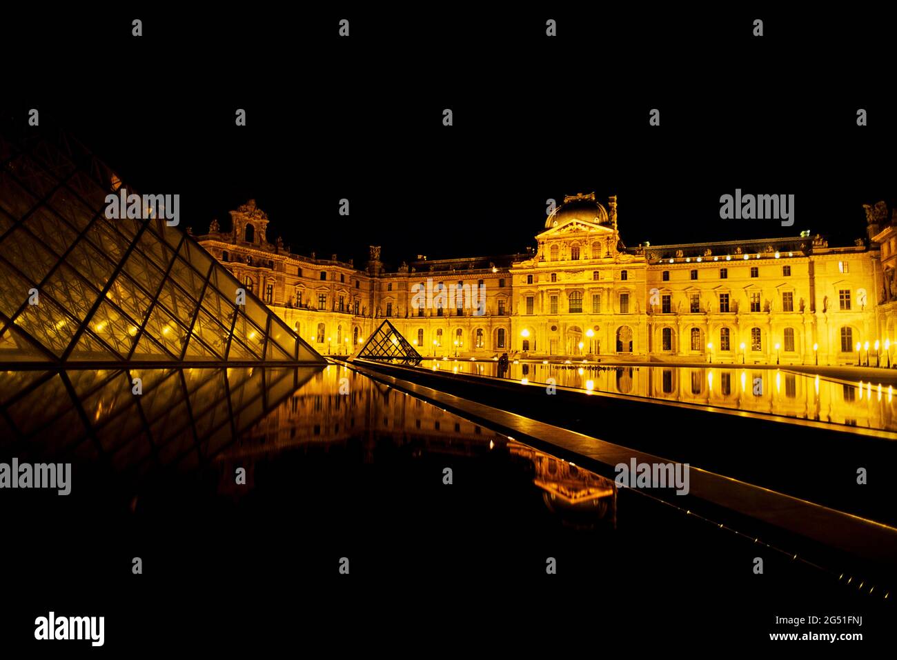 Vista del Palazzo del Louvre illuminato, Parigi, Francia Foto Stock