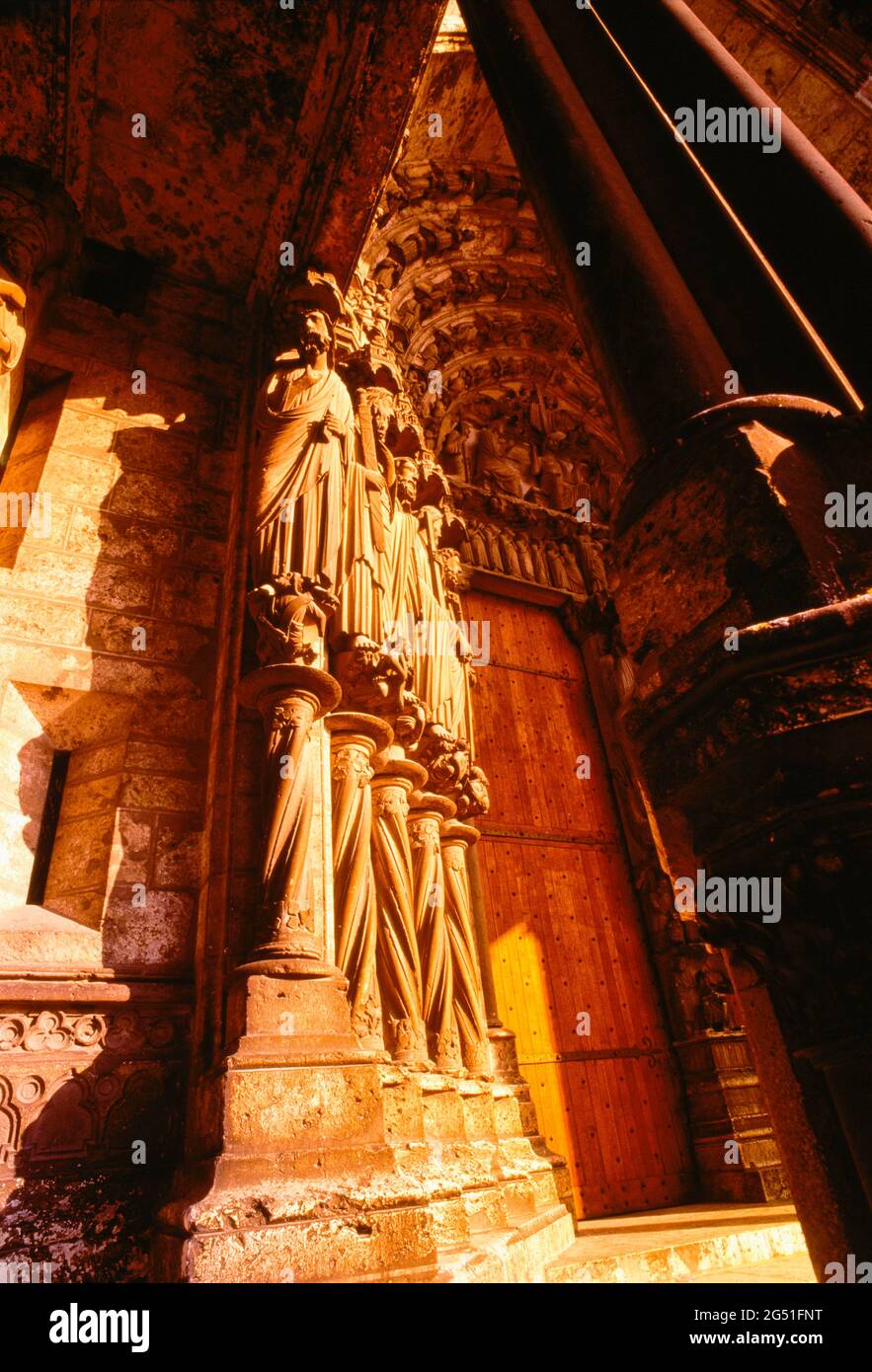 Vista ad angolo basso delle sculture sulla Cattedrale di Chartres, Chartres, Francia Foto Stock