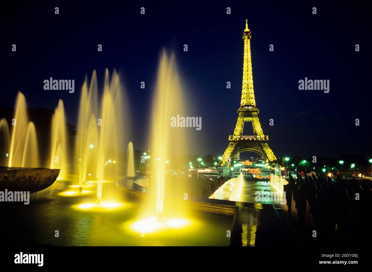 Vista delle fontane illuminate e della torre Eiffel dietro, Parigi, Francia Foto Stock