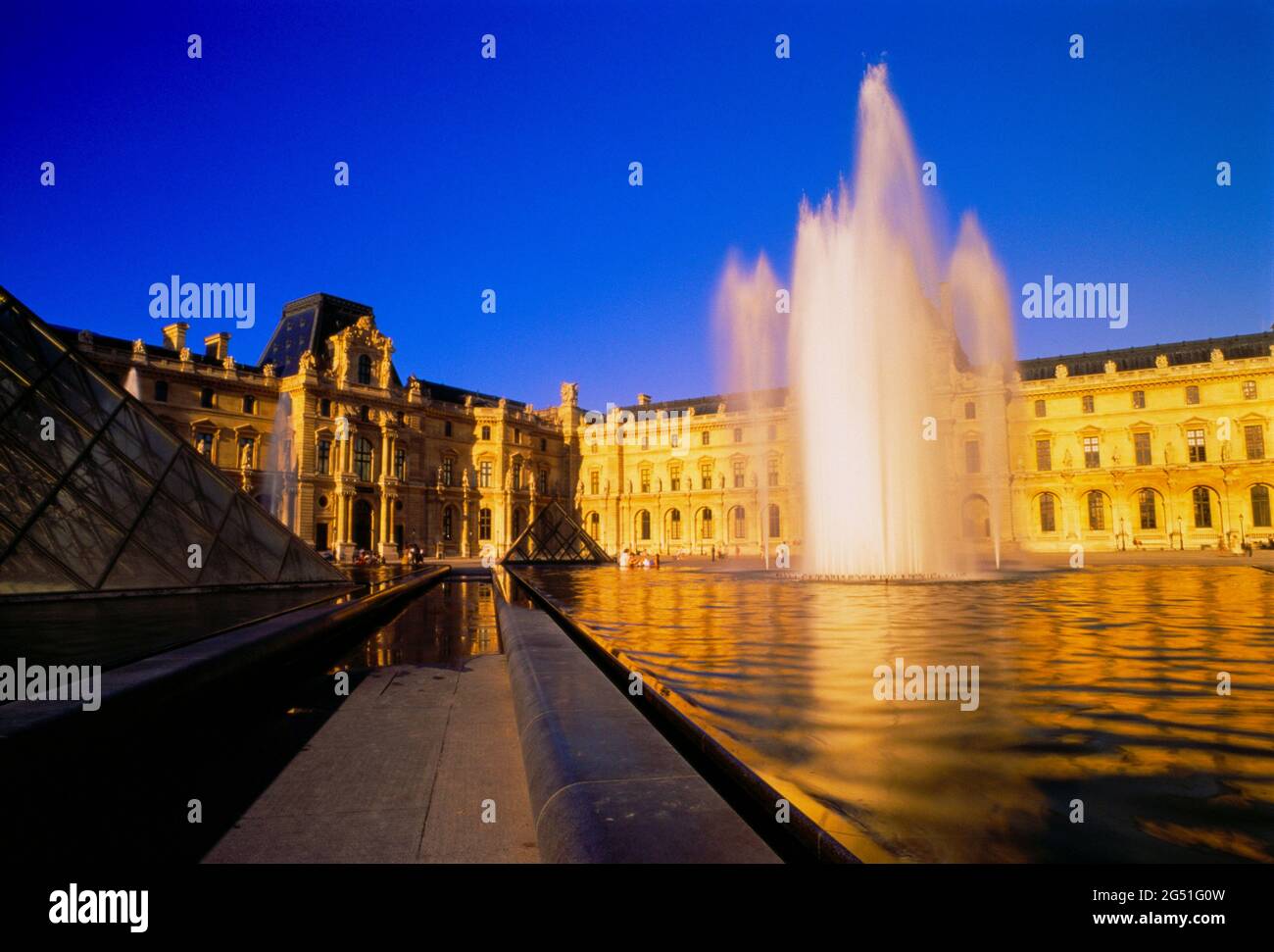 Vista della fontana con il Palazzo del Louvre e il Museo alle spalle, Parigi, Francia Foto Stock