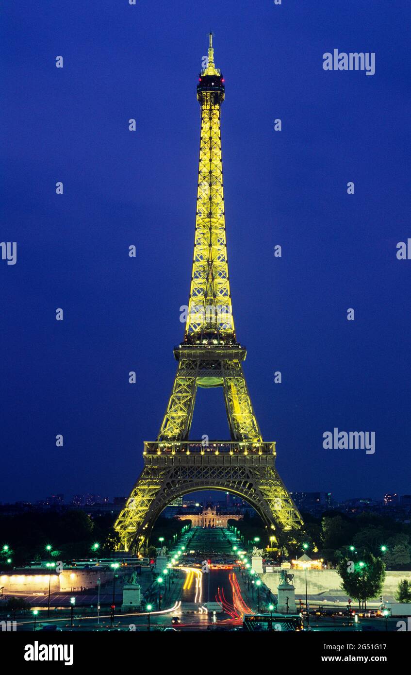 Vista della Torre Eiffel illuminata, Place du Trocadero, Parigi, Francia Foto Stock