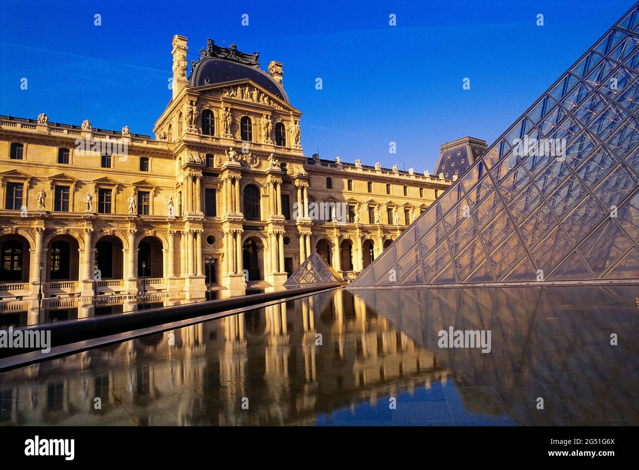 Museo del Louvre e piramide sotto il cielo limpido, Parigi, Francia Foto Stock