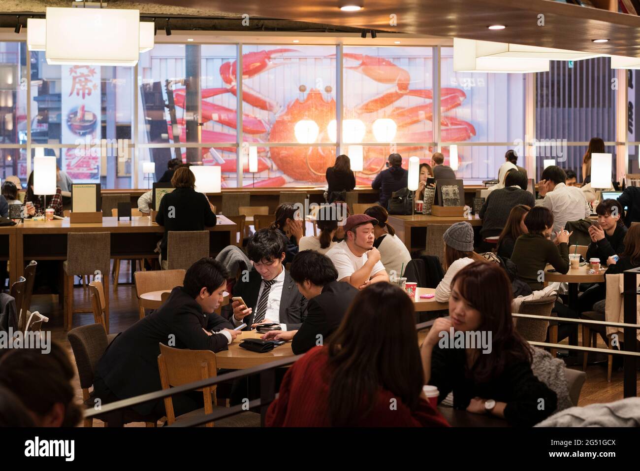 Persone in una caffetteria ad Osaka, Giappone Foto Stock