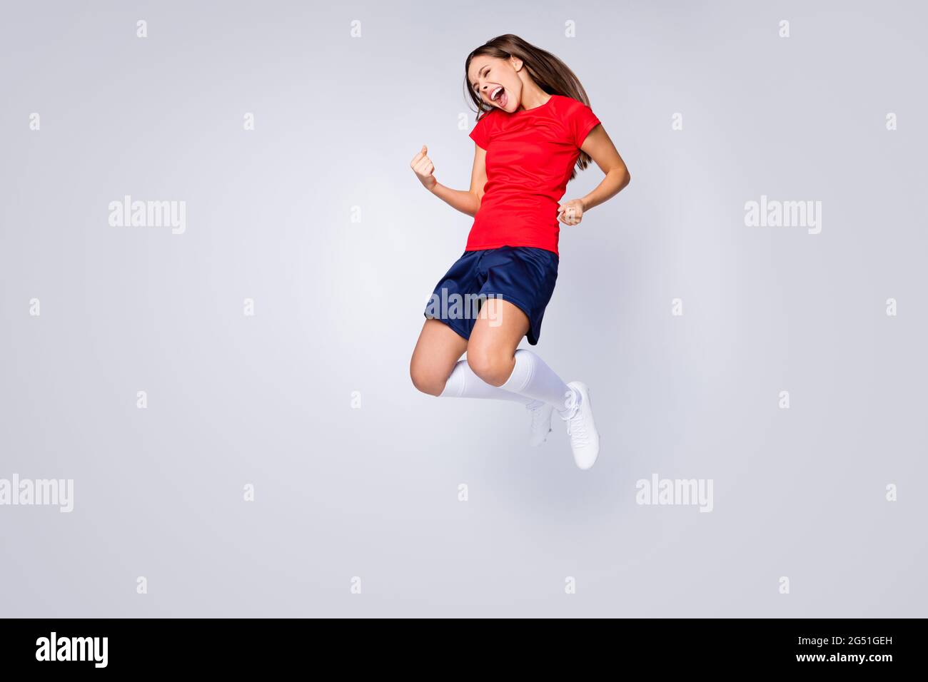 Foto a lunghezza intera della squadra di calcio del giocatore di gioia eccitata salto in su solleva i pugni campionato campionato usura calcio spagnolo uniforme t-shirt pantaloncini calzini Foto Stock