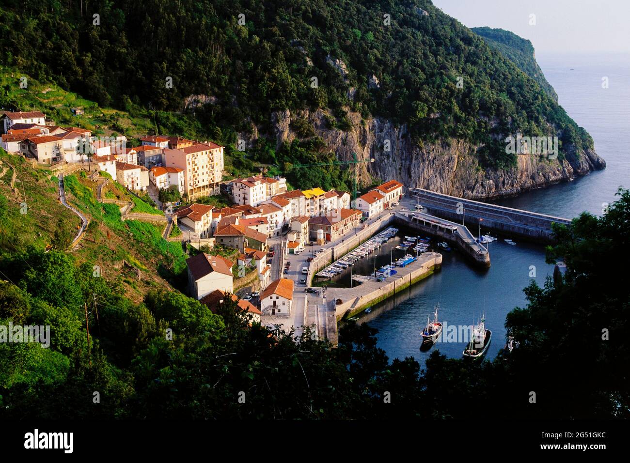 Edifici cittadini sulla costa di montagna, Elantxobe, Paesi Baschi, Spagna Foto Stock