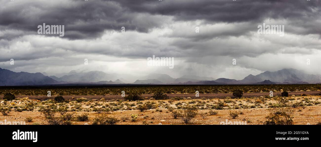 Tempesta nuvole su deserto, Nevada, Stati Uniti Foto Stock