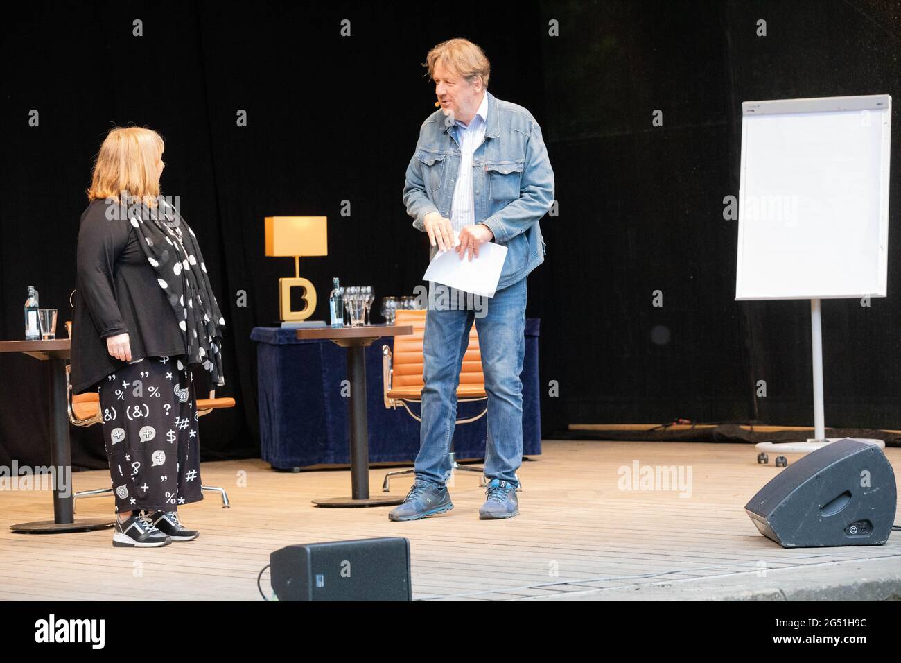 KACHEL & MANN – DIE TALKSHOW für ALLE WETTERLAGEN mit Jörg Kachelmann und Angelika Mann im Boulevardtheater Dresden 24.6.2021 Foto Stock