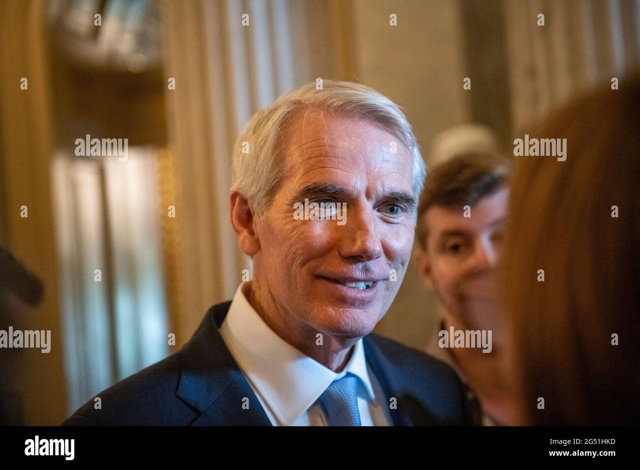 Washington, DC, giovedì 24 giugno 2021: Il senatore degli Stati Uniti Rob Portman (repubblicano dell'Ohio) parla ai giornalisti fuori dalla camera del Senato durante un voto al Campidoglio degli Stati Uniti a Washington, DC, giovedì 24 giugno 2021. Credit: Rod Lamkey/CNP /MediaPunch Credit: MediaPunch Inc/Alamy Live News Foto Stock