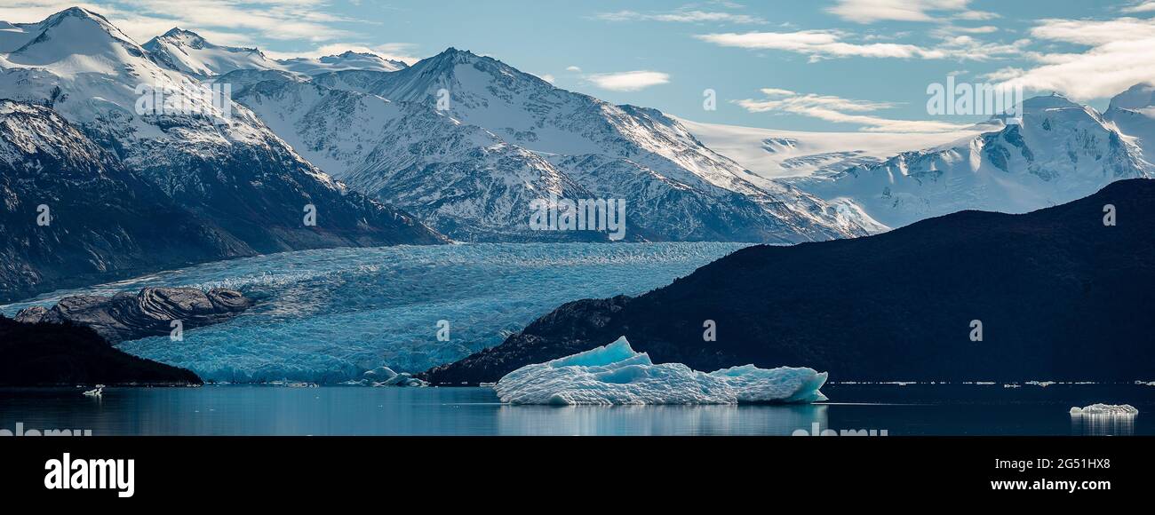 Maestoso Ghiacciaio Grey che scende al Lago Grey, Regione di Magellanes, Torres del Paine, Cile Foto Stock