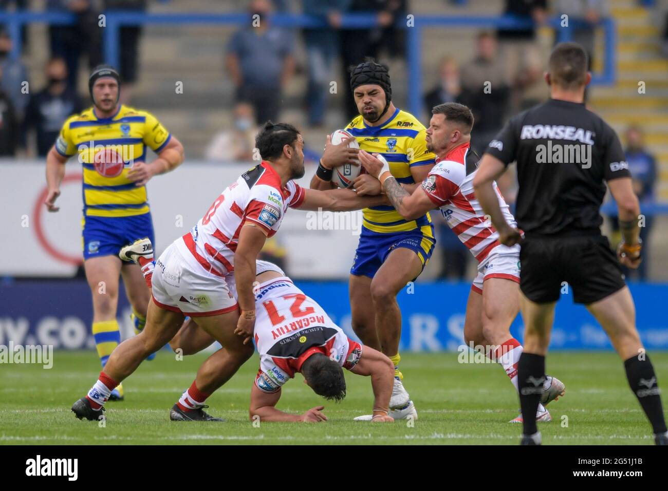 Tyrone McCarthy (21) di Leigh Centurions prende un infortunio nel suo tentativo di affrontare Sitaleki Akauola (20) di Warrington Wolves Foto Stock