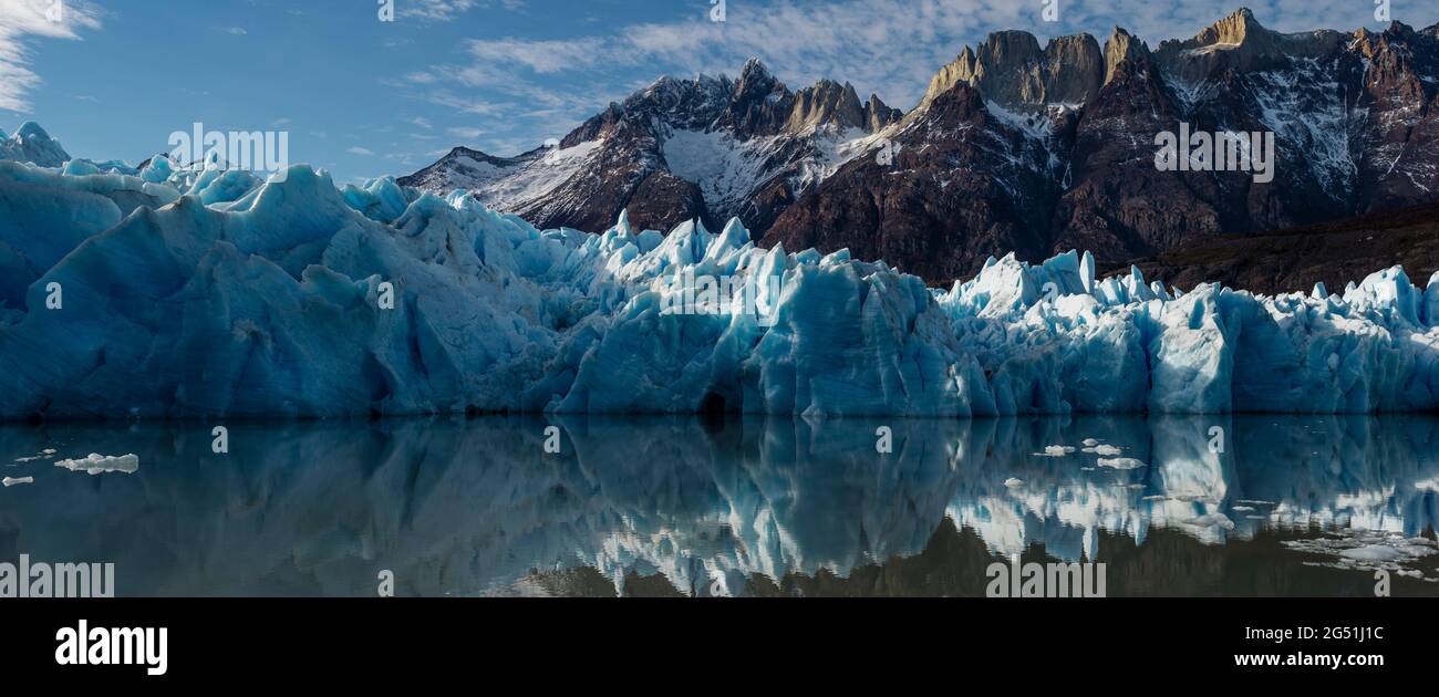 Ghiacciaio di Craggy Grey sul Lago Grey, Regione di Magellanes, Torres del Paine, Cile Foto Stock