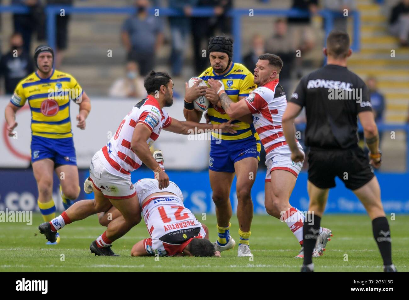 Warrington, Regno Unito. 24 Giugno 2021. Tyrone McCarthy (21) di Leigh Centurions ha subito un infortunio nel tentativo di affrontare Sitaleki Akauola (20) dei Warrington Wolves a Warrington, Regno Unito, il 6/24/2021. (Foto di Simon Whitehead/SW Photo/News Images/Sipa USA) Credit: Sipa USA/Alamy Live News Foto Stock