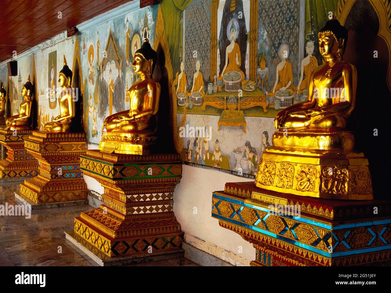 Fila di statue dorate di Buddha e affreschi, Wat Phra That Doi Suthep tempio, Chiang mai, Thailandia Foto Stock