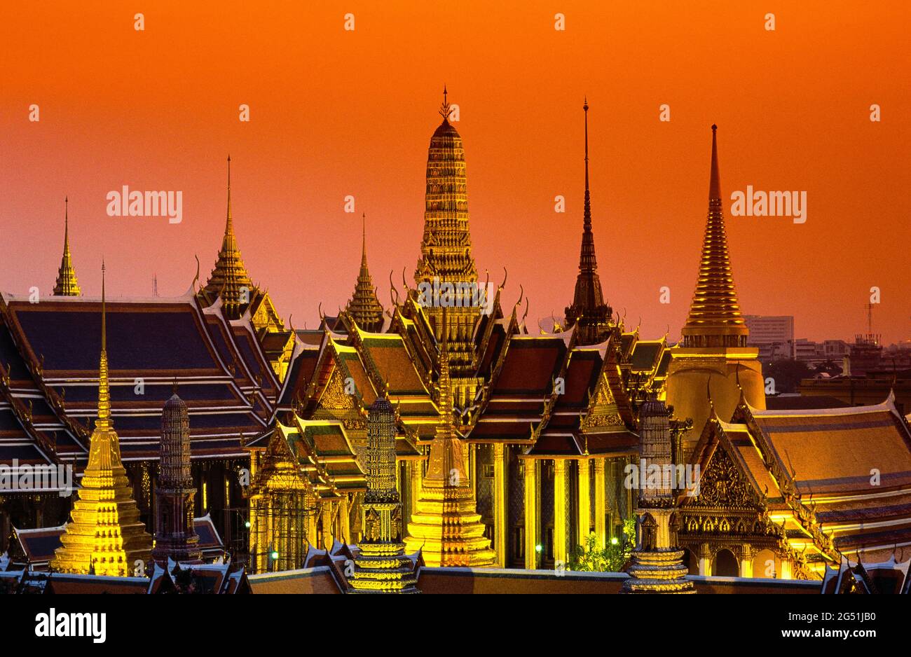 Wat Phra Kaeo Tempio e Grand Palace al tramonto, Bangkok, Thailandia Foto Stock