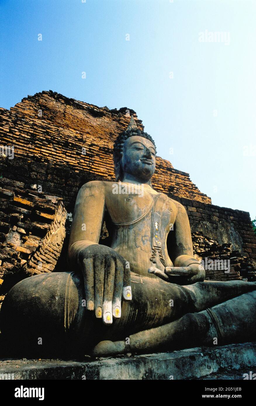 Statua del Buddha, Tempio di Phra si Mahathat, Parco storico di Sukhothai, Thailandia Foto Stock