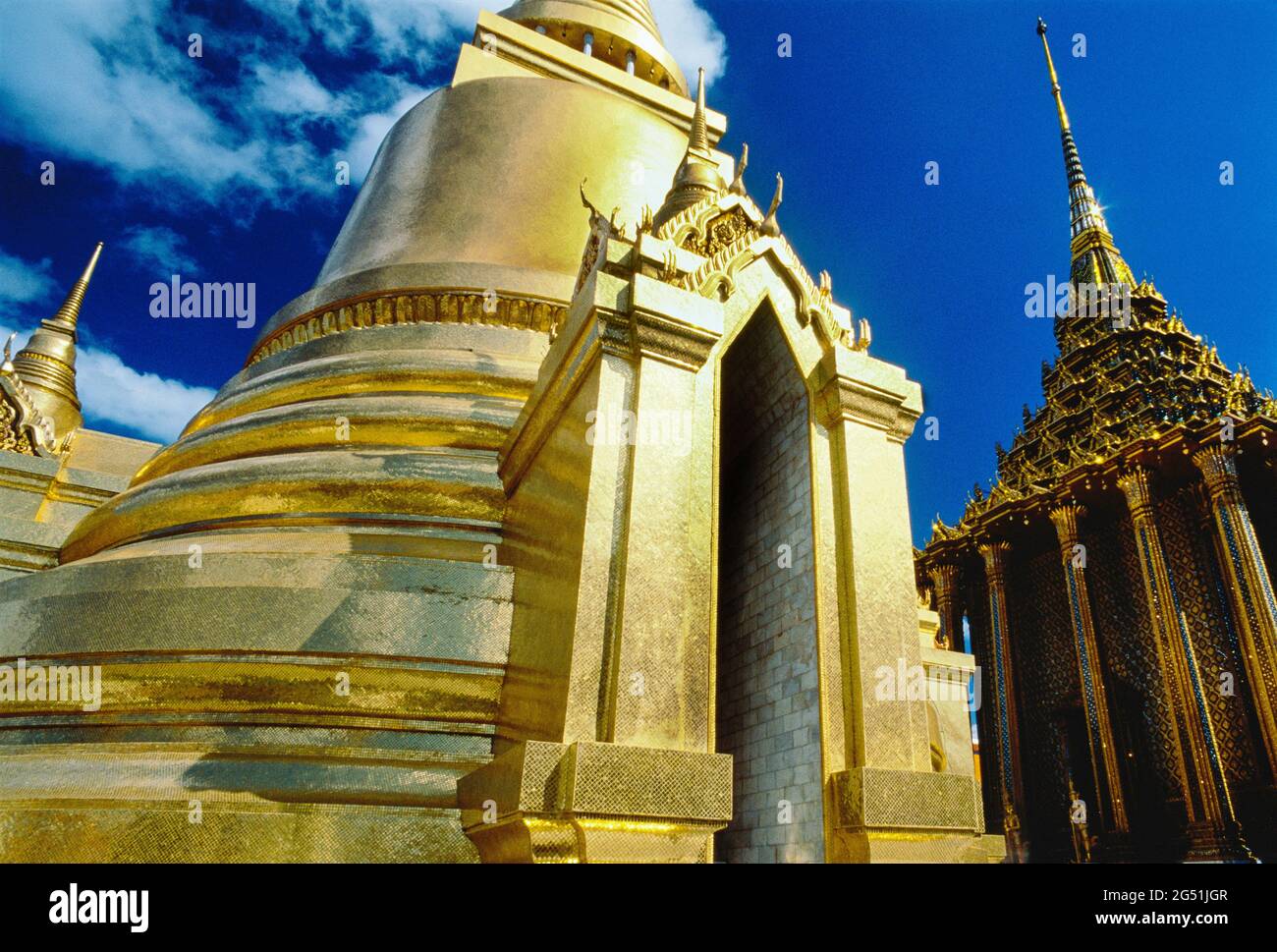 Golden stupa al tempio Wat Phra Kaew all'interno del Grand Palace, Bangkok, Thailandia Foto Stock