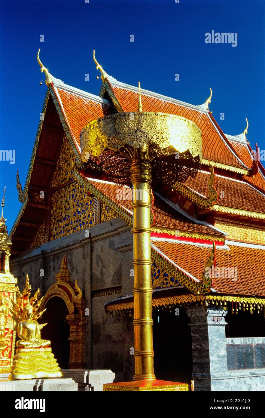 Scultura dorata fuori del tempio di Wat Phra That Doi Suthep, provincia di Chiang mai, Thailandia Foto Stock